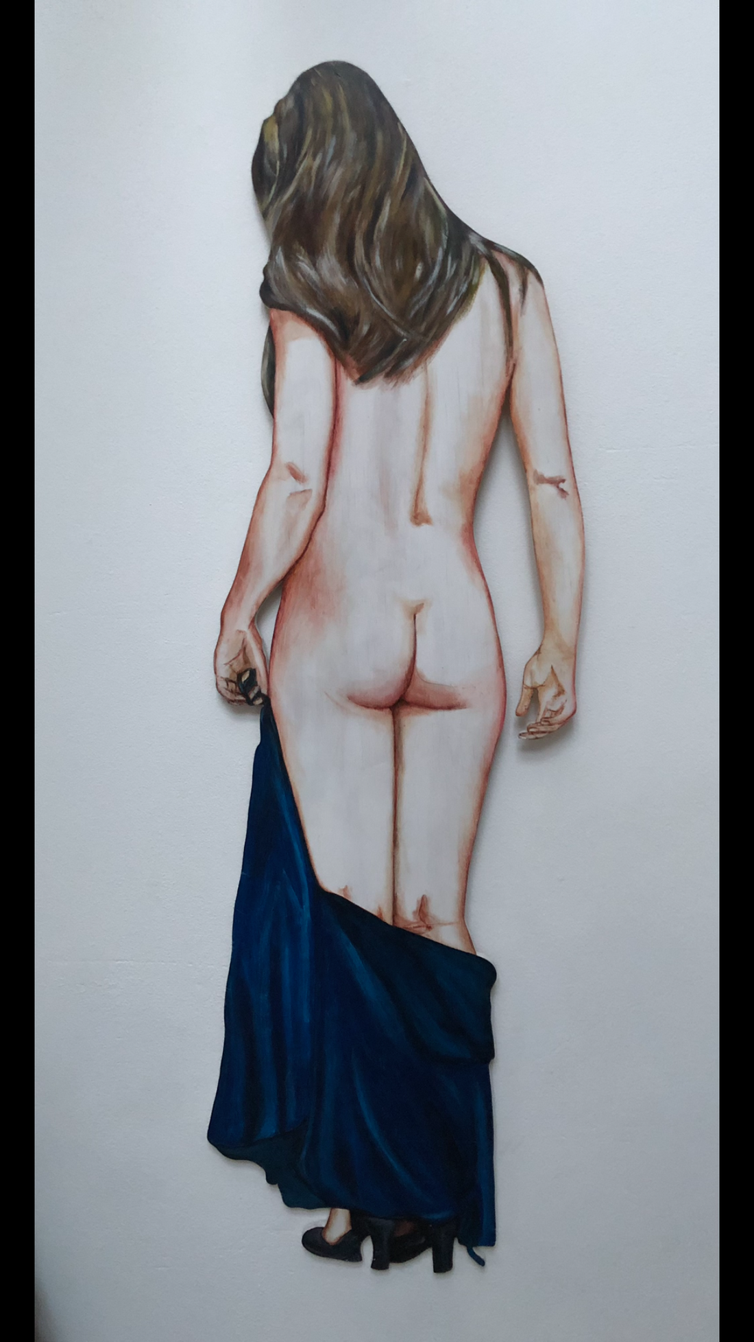 Dress going down. Ca. 140 cm