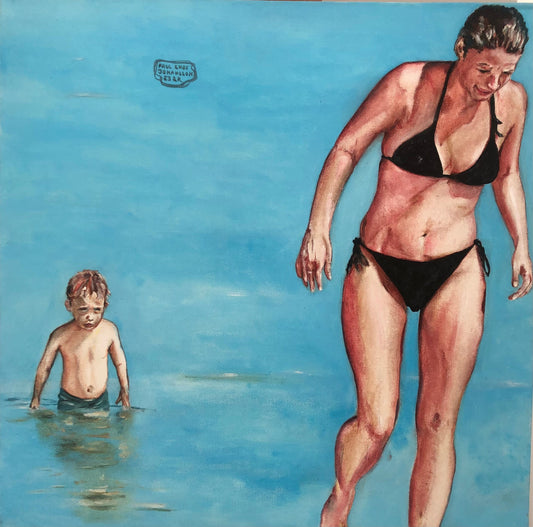 Dreng med løftede skuldre og hans mor på Omø 50 x 50.