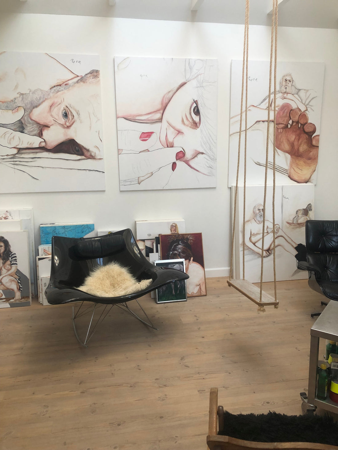 3 ret store værker på væggen i atellieret. Hver 150 x 120 cm
